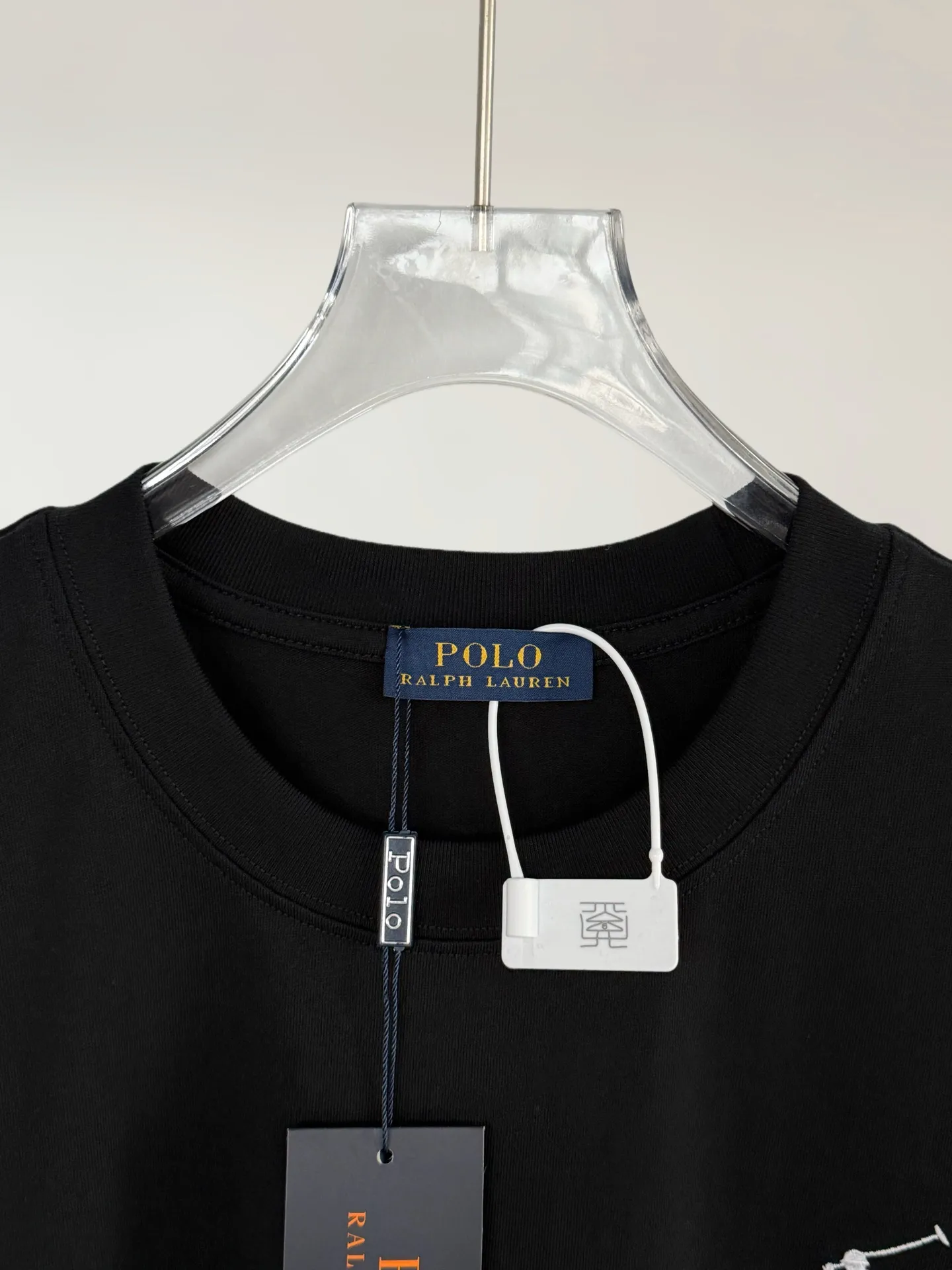 P160 [High Quality]Ralph Lauren*Ralph Lauren embroidery micro-label simple‼ ️Short-sleeved T-shirt 💗Ralph Lauren classic short-sleeved T-shirt, custom-made 280g pure cotton fabric, soft and breathable, classic horseback golf🏌️ embroidery on the chest, logo + logo embroidery on the back, simple and recognizable. Round neck design, neat tailoring, customized 280g pure cotton fabric, soft and smooth to the touch, great breathability, super comfortable to wear in summer! The same loose version for men and women, OK to wear alone or layered, versatile ~ 𝐂𝐎𝐋𝐎𝐔𝐑: black white 𝐒𝐈𝐙𝐄: S-xL Size chart: S: Shoulder width 51 - Bust 55 - Clothing length 70 M: Shoulder width 53 - Bust 57 - Clothing length 72 L: Shoulder width 55 - Bust 59 - Clothing length 74 XL: Shoulder width 57 - Bust 61 - Clothing length 76